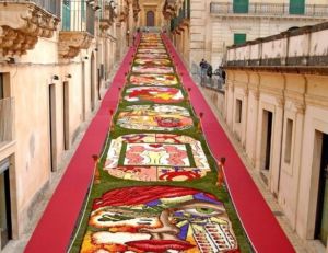 Via Nicolaci during the flower festival in Noto, image via mondodelgusto.it