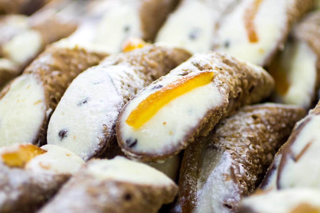 Cannoli Siciliani Sublimi, Ricchi di Ricotta Cremosa e Gocce di Cioccolato Fondente. Un Capolavoro di Gusto e Tradizione Che Invita al Piacere. Assapora l'Eleganza della Sicilia!"