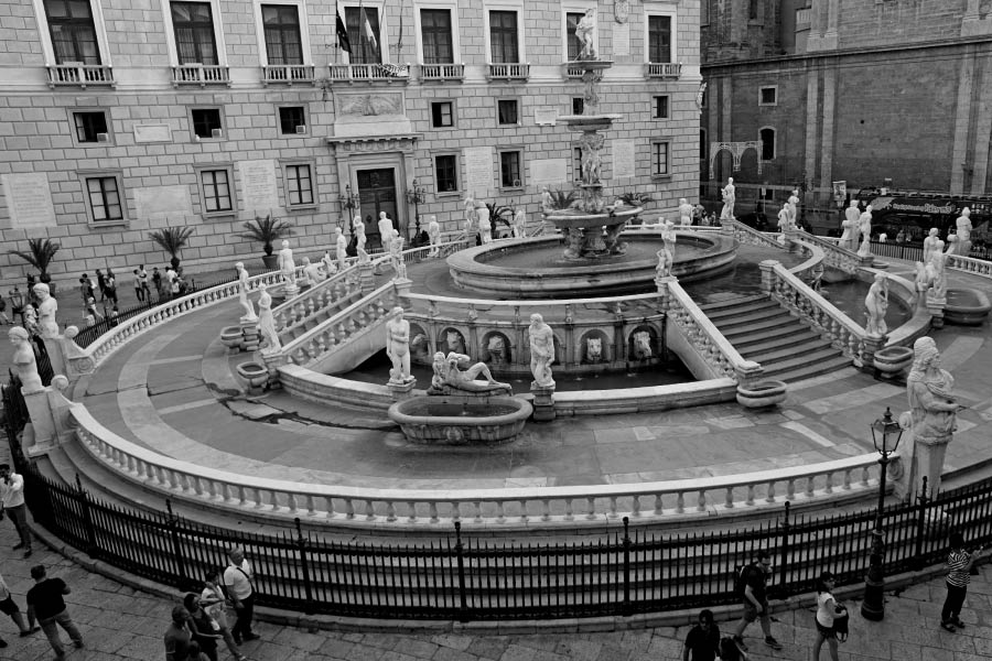 Foto della fontana Pretorio in bianco e nero