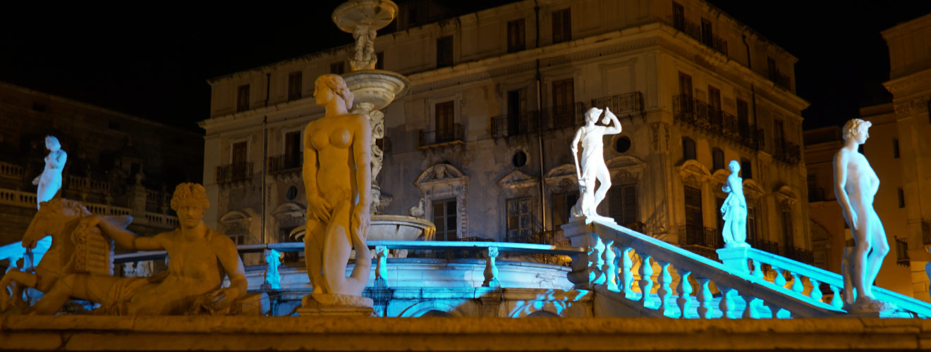 L'immagine rappresenta la fontana pretoria di palermo