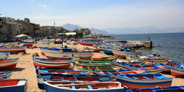 Barche sulla spiaggia di Bagheria