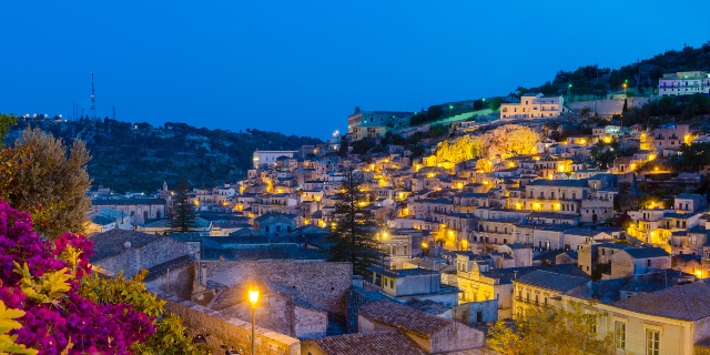 ville-moderne-con-piscina-modica-notturna