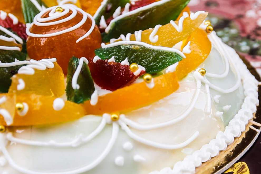 Cassata Siciliana, capolavoro della pasticceria: un tripudio di ricotta, pasta di mandorle e frutta candita, aspetta di deliziare il tuo palato con la sua squisita dolcezza. Vivi la Sicilia in ogni morso!