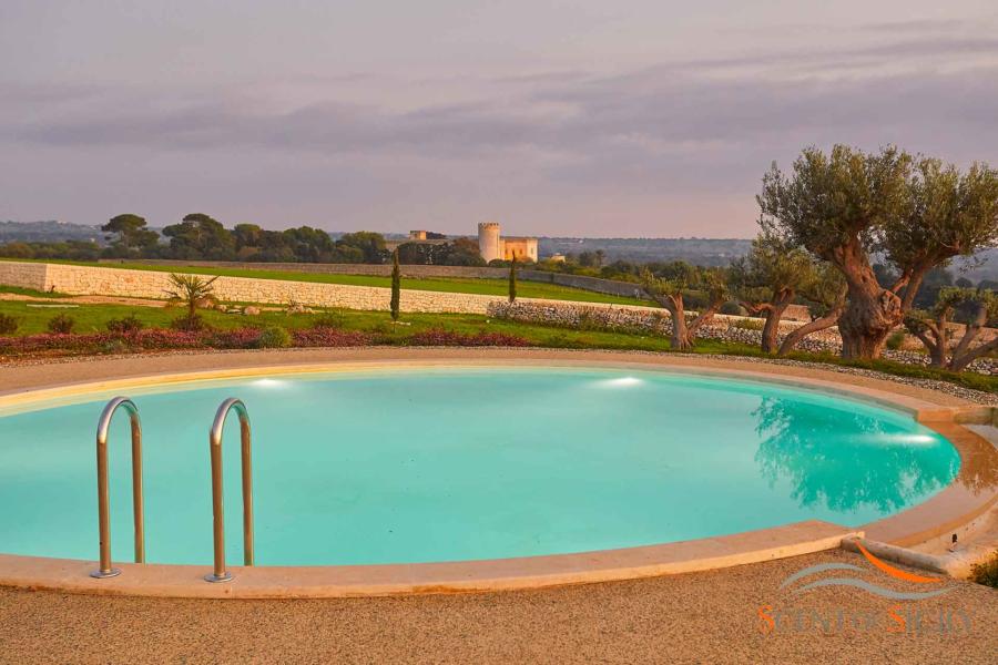 Villa Bianca Levante con piscina privata nella campagna siciliana